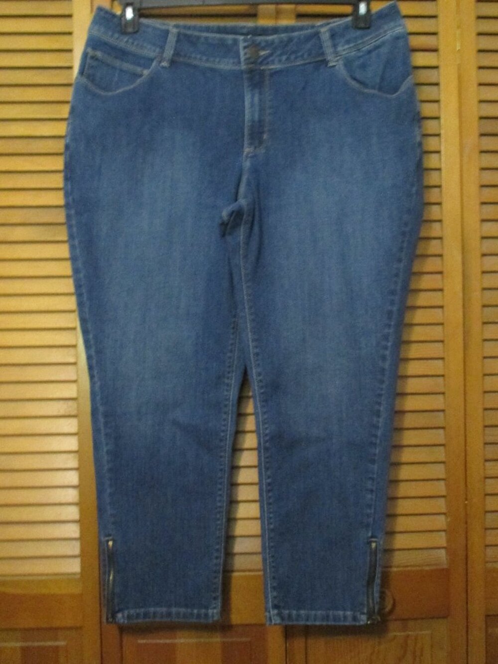 Lee jeans blue denim with stretch, pockets and zipper detail like new size 22W